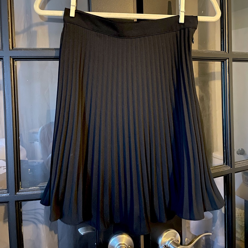 Black pleated flowy mini skirt Nicole miller atelier